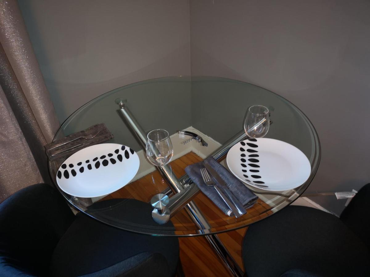 Room With King Bed In Shared 3 Bedroom Downtown Montreal Ngoại thất bức ảnh