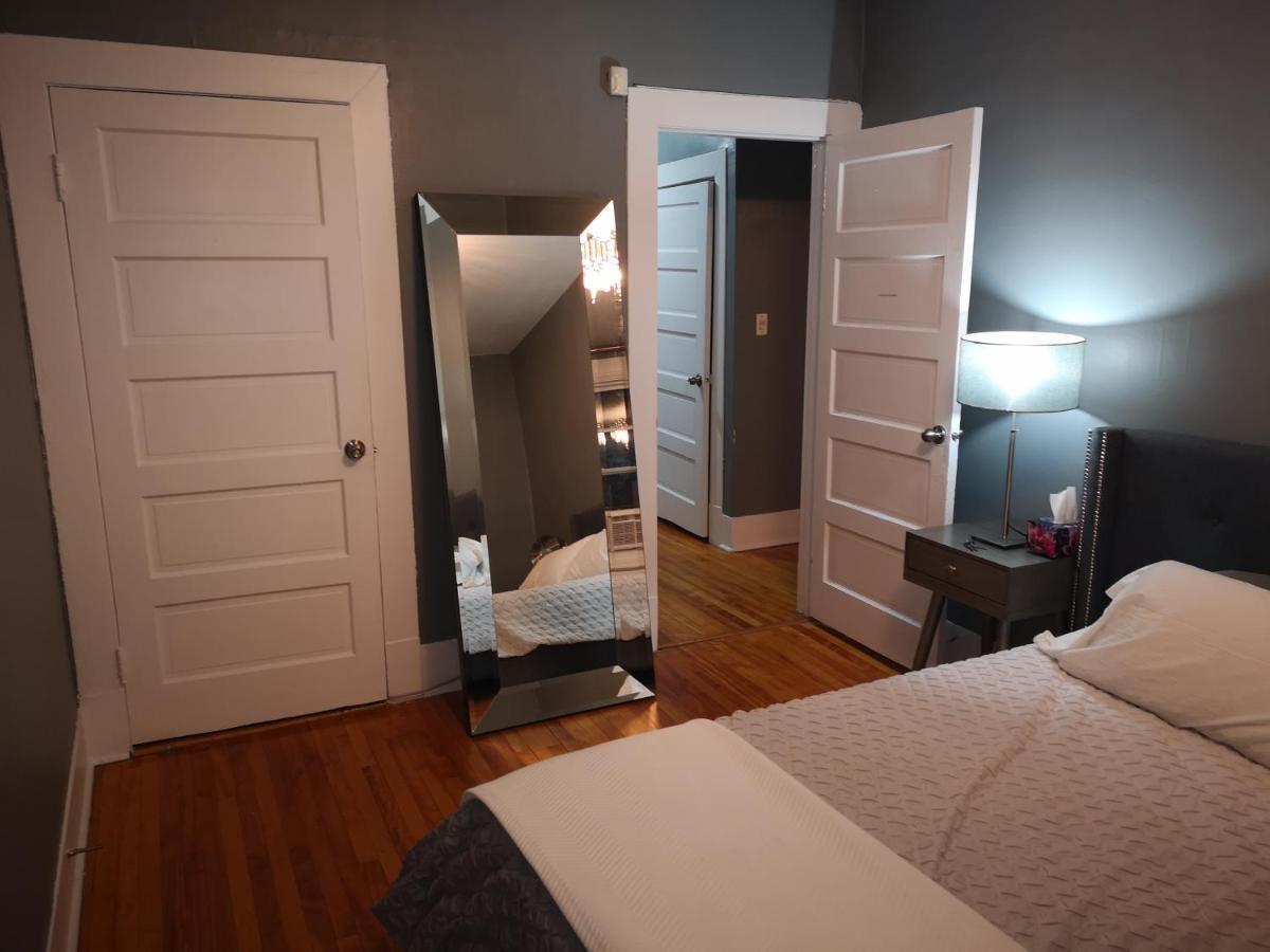 Room With King Bed In Shared 3 Bedroom Downtown Montreal Ngoại thất bức ảnh